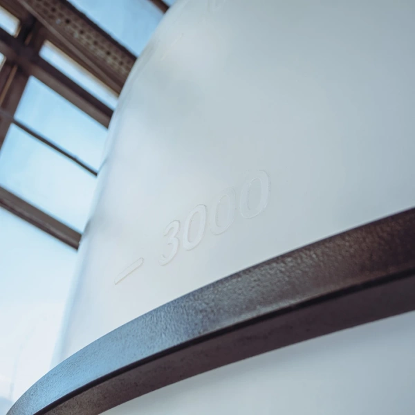 Емкость ЦКТ 5000 л с патрубком 90мм с фланцем под плотность до 1,2 г/см³ белая в обрешетке с лестницей