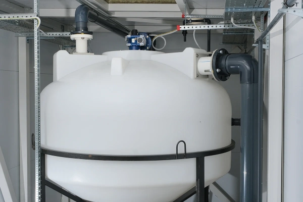 Емкость ЦКТ 3000 л с патрубком 90мм с фланцем под плотность до 1,5 г/см³ белая в обрешетке с лестницей