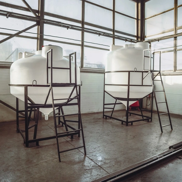 Емкость ЦКТ 5000 л с патрубком 90мм под плотность до 1,2 г/см³ белая в обрешетке с лестницей